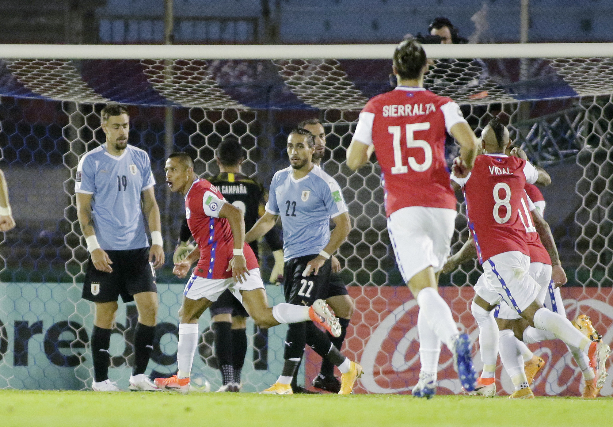 Hai cựu sao Barca ghi b&agrave;n, Chile thua đau Uruguay - Ảnh 4.