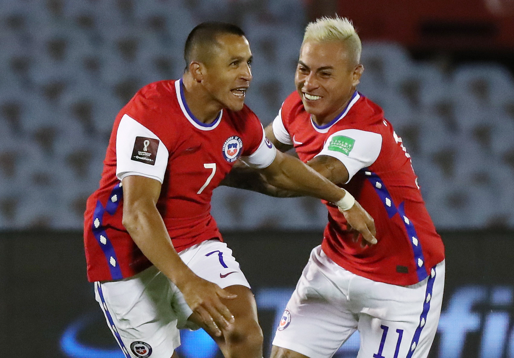 Hai cựu sao Barca ghi bàn, Chile thua đau Uruguay