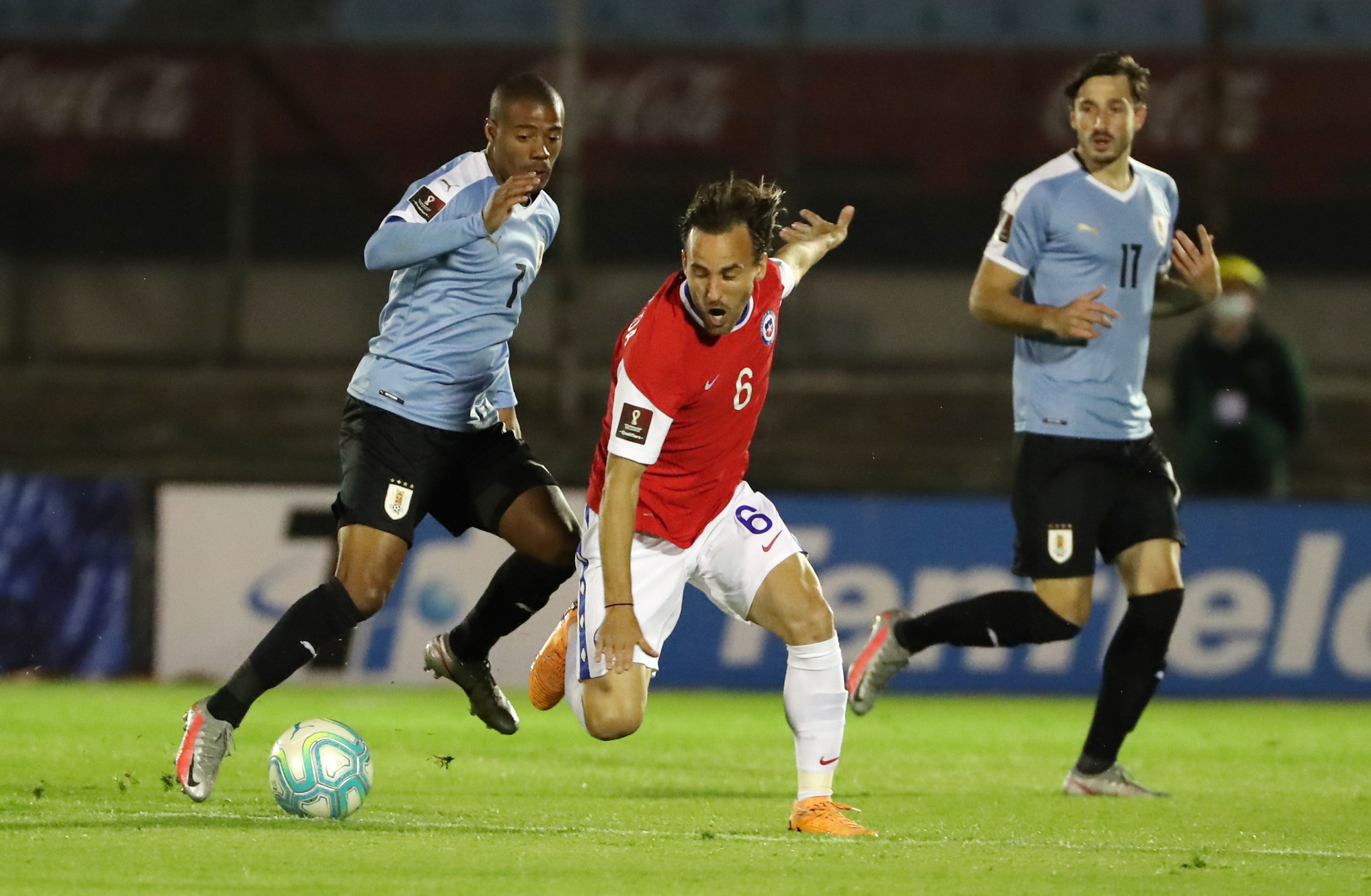 Hai cựu sao Barca ghi b&agrave;n, Chile thua đau Uruguay - Ảnh 1.