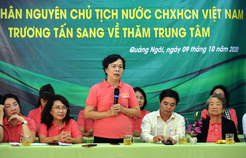 Phu nh&acirc;n nguy&ecirc;n Chủ tịch nước Trương Tấn Sang tặng qu&agrave; cho ngư d&acirc;n v&agrave; trẻ khuyết tật - Ảnh 6.