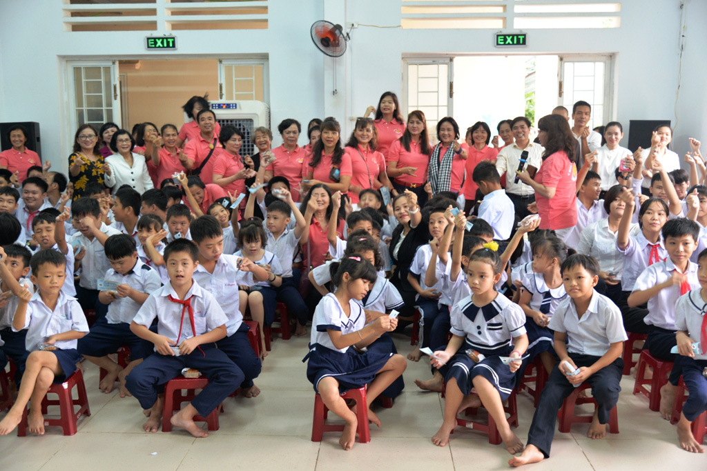 Phu nh&acirc;n nguy&ecirc;n Chủ tịch nước Trương Tấn Sang tặng qu&agrave; cho ngư d&acirc;n v&agrave; trẻ khuyết tật - Ảnh 8.