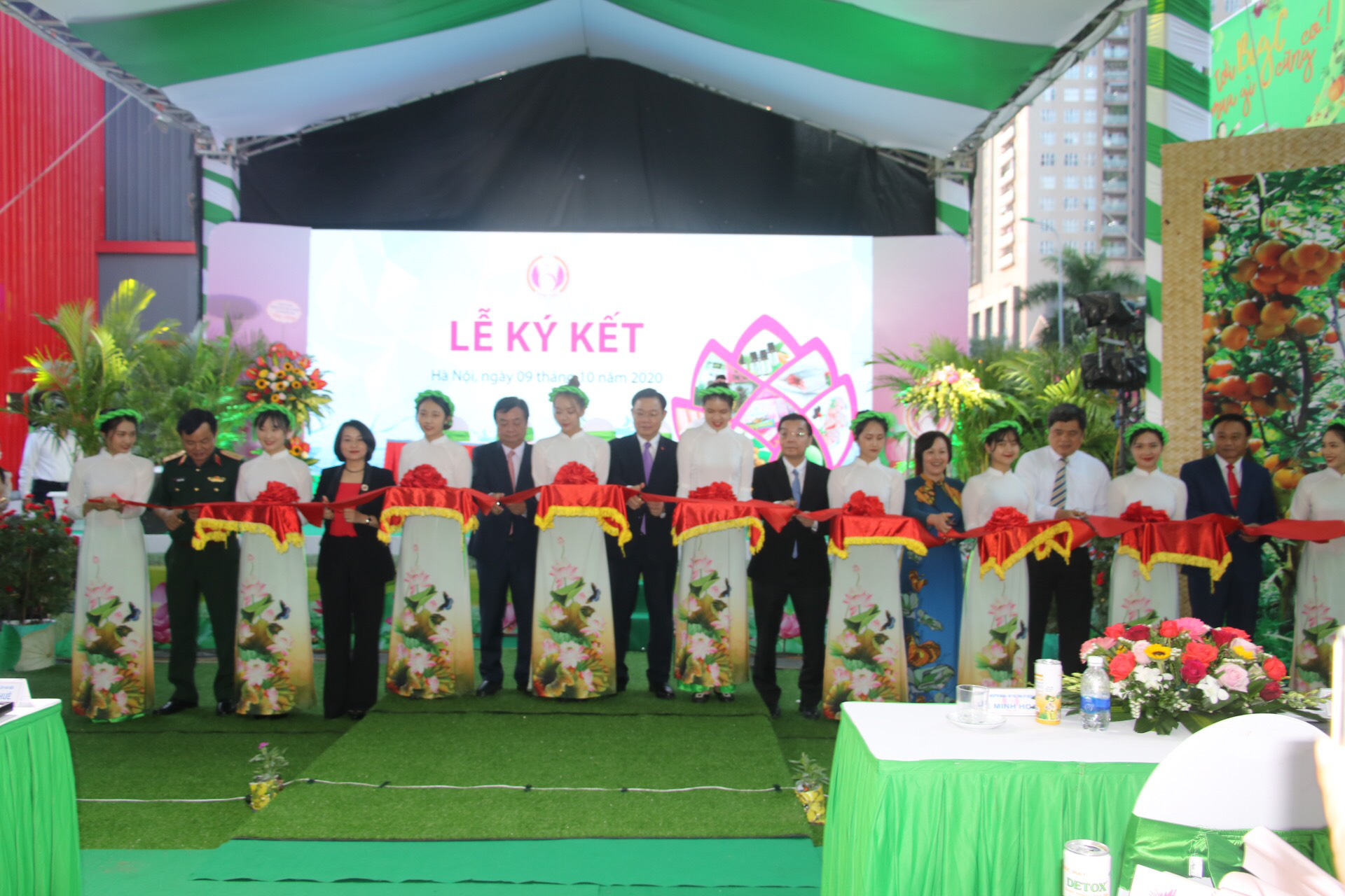 L&atilde;nh đạo Đồng Th&aacute;p mang đặc sản tỉnh nh&agrave; giới thiệu người ti&ecirc;u d&ugrave;ng Thủ đ&ocirc; - Ảnh 15.