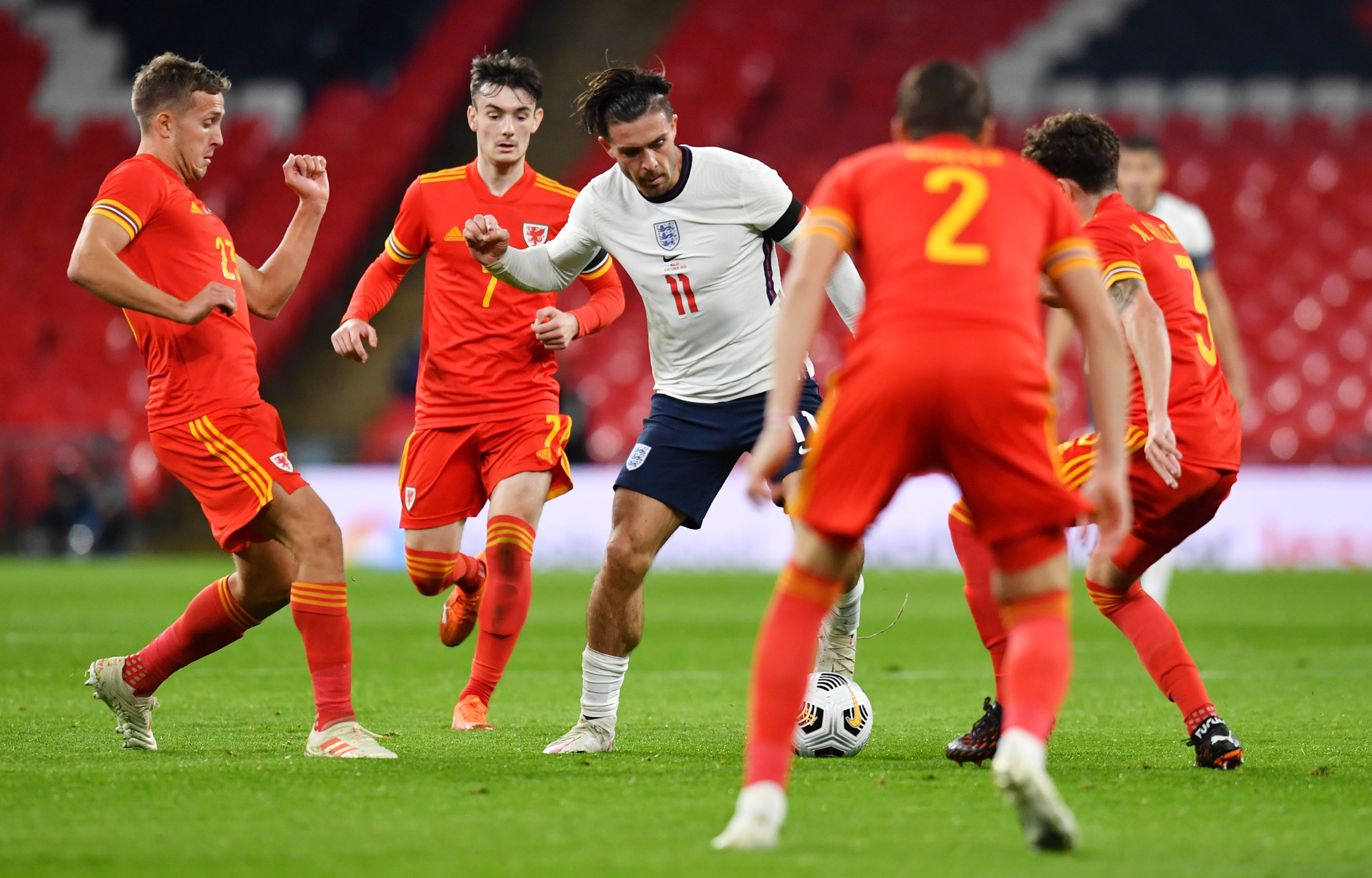 Bom tấn Jack Grealish l&agrave;m cho&aacute;ng v&aacute;ng s&acirc;n cỏ Ngoại hạng Anh - Ảnh 5.