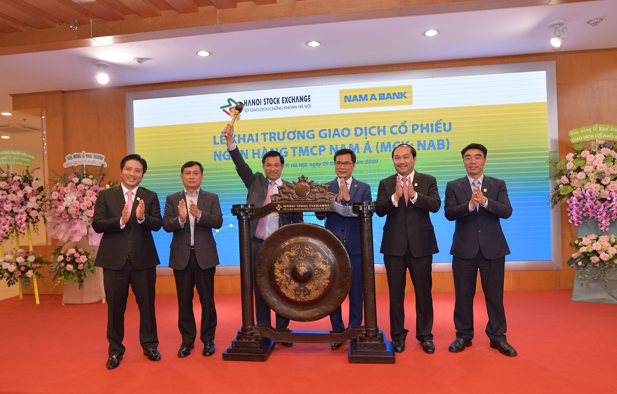 Ng&acirc;n h&agrave;ng đầu ti&ecirc;n &ldquo;mở h&agrave;ng&rdquo; l&agrave;n s&oacute;ng l&ecirc;n s&agrave;n chứng kho&aacute;n - Ảnh 1.
