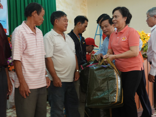 Phu nh&acirc;n nguy&ecirc;n Chủ tịch nước Trương Tấn Sang tặng qu&agrave; cho ngư d&acirc;n v&agrave; trẻ khuyết tật - Ảnh 1.
