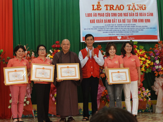 Phu nh&acirc;n nguy&ecirc;n Chủ tịch nước Trương Tấn Sang tặng qu&agrave; cho ngư d&acirc;n v&agrave; trẻ khuyết tật - Ảnh 2.