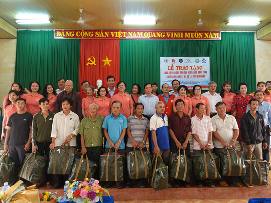 Phu nh&acirc;n nguy&ecirc;n Chủ tịch nước Trương Tấn Sang tặng qu&agrave; cho ngư d&acirc;n v&agrave; trẻ khuyết tật - Ảnh 4.
