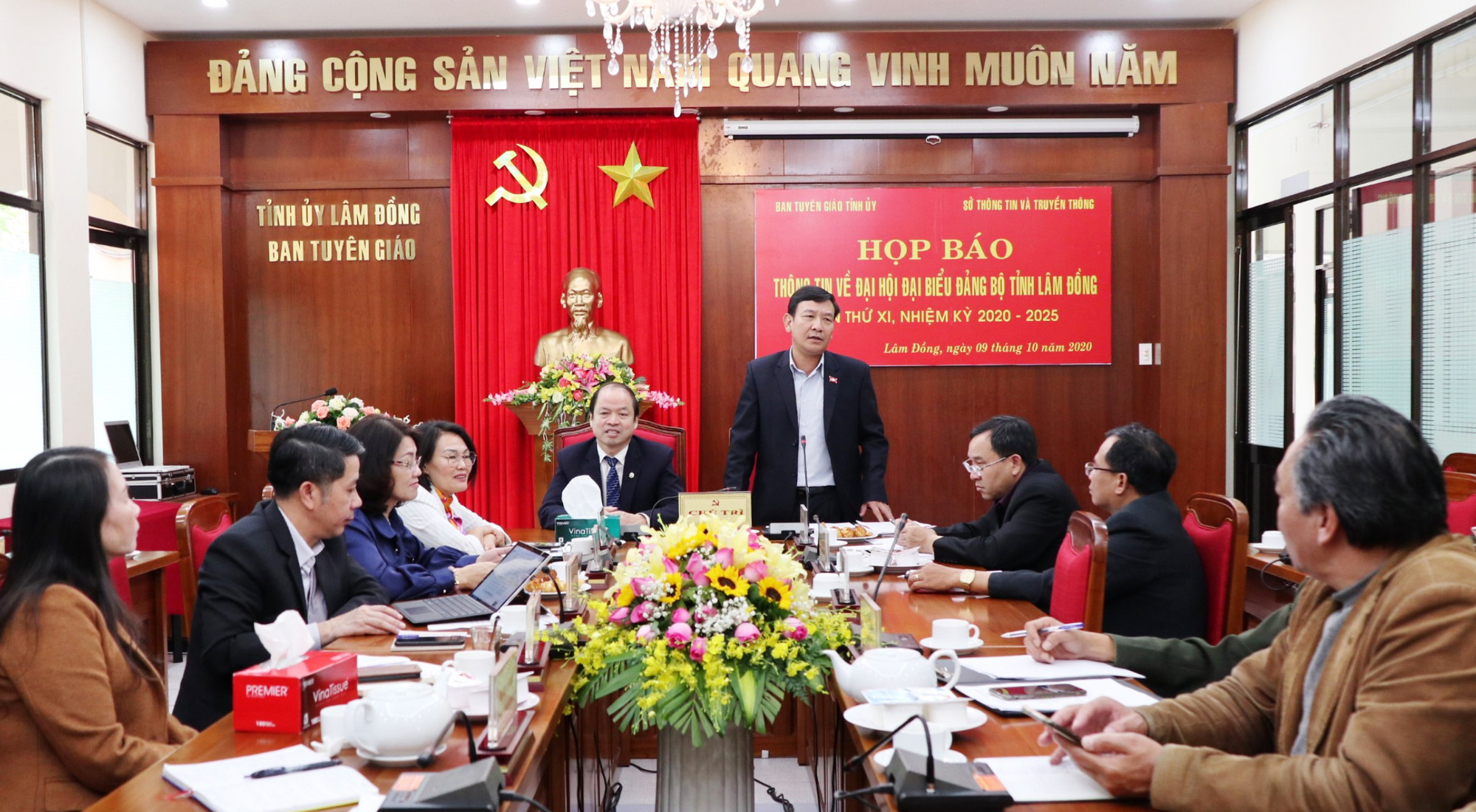 L&acirc;m Đồng kh&ocirc;ng nhận hoa ch&uacute;c mừng trong Đại hội Đảng bộ lần thứ XI - Ảnh 1.