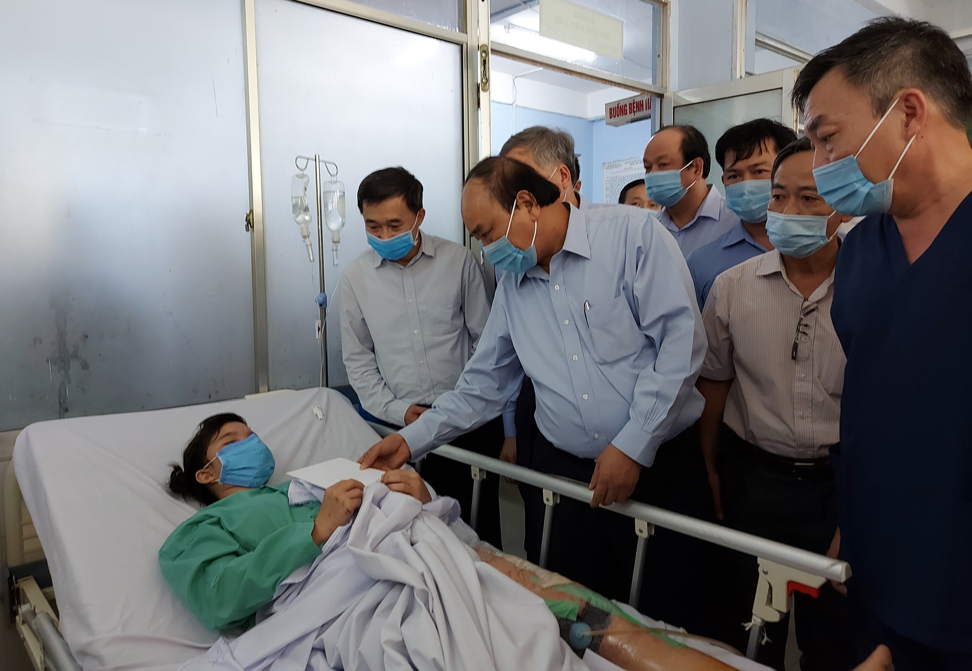 Thủ tướng Nguyễn Xuân Phúc: Điều trị miễn phí, tốt nhất cho nạn nhân Trà Leng - Ảnh 1.