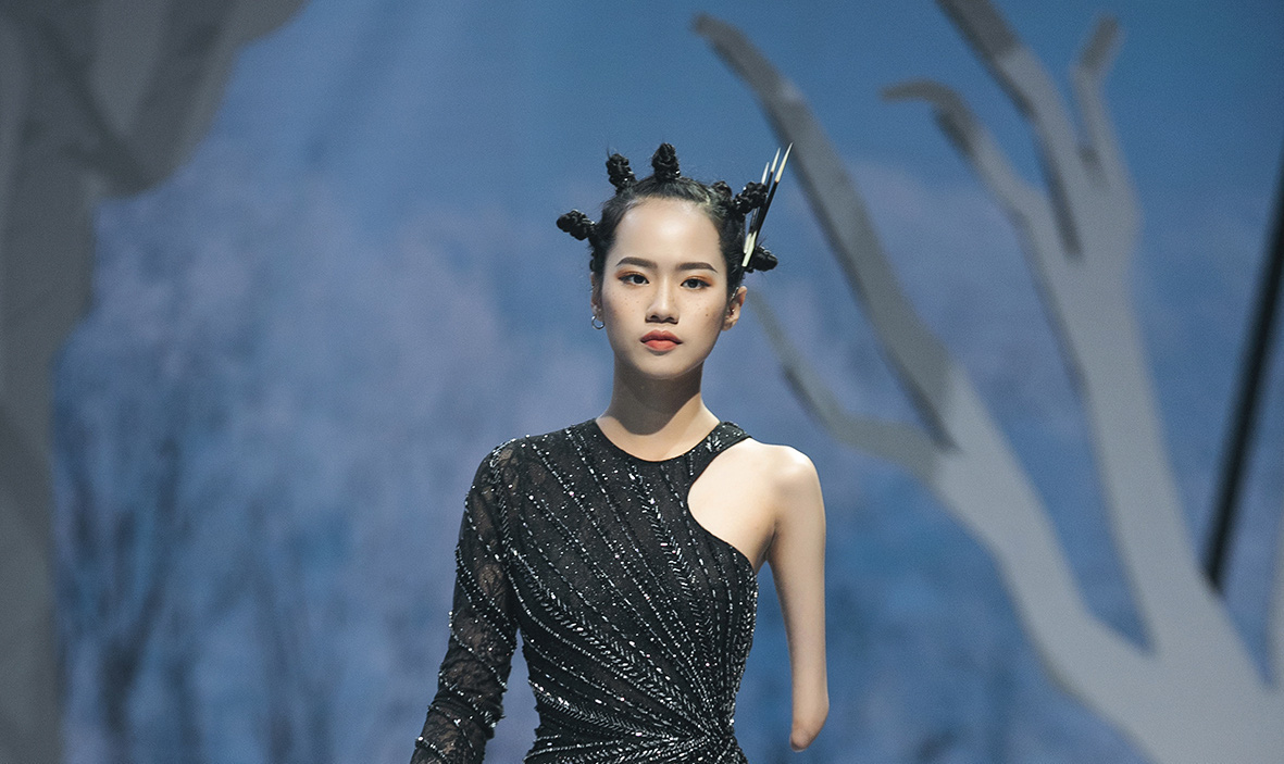 Mẫu nữ cụt tay gây ấn tượng trên sàn catwalk