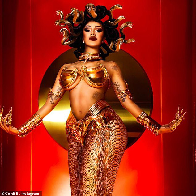 Cardi B sexy hết cỡ khi h&oacute;a Medusa - Ảnh 1.