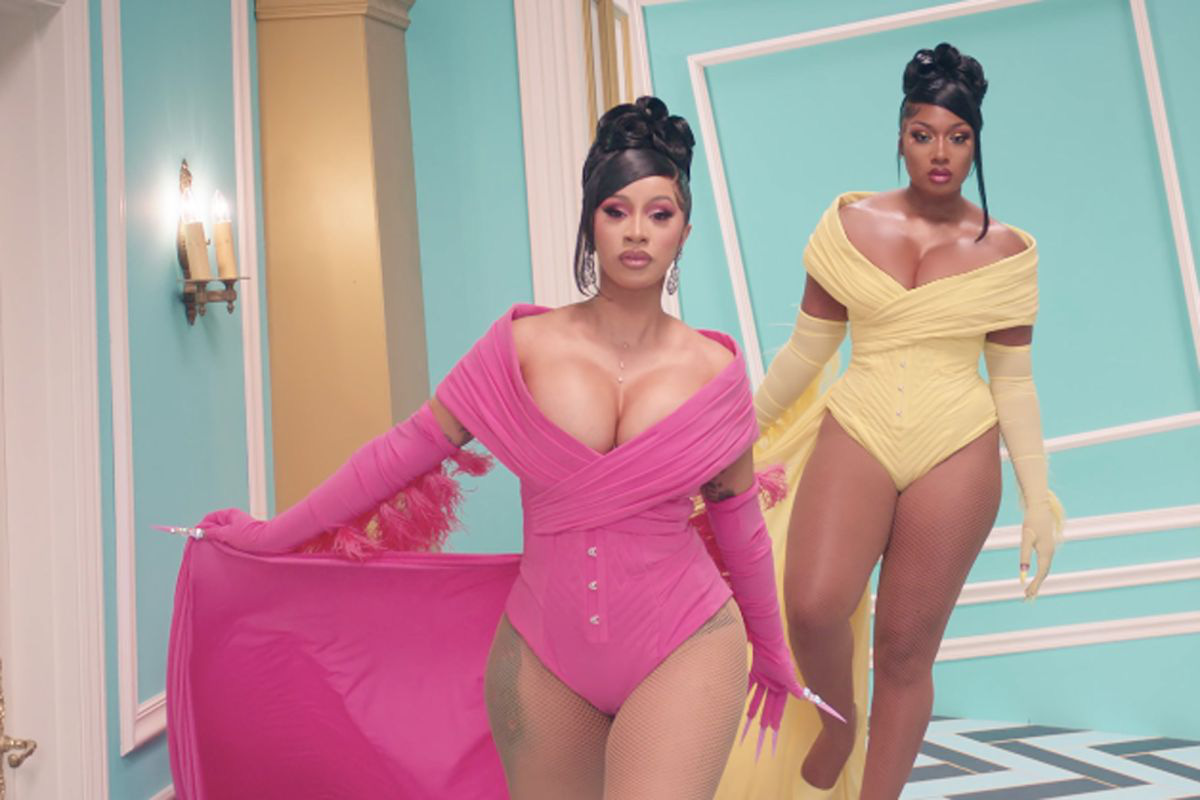 Cardi B sexy hết cỡ khi h&oacute;a Medusa - Ảnh 7.