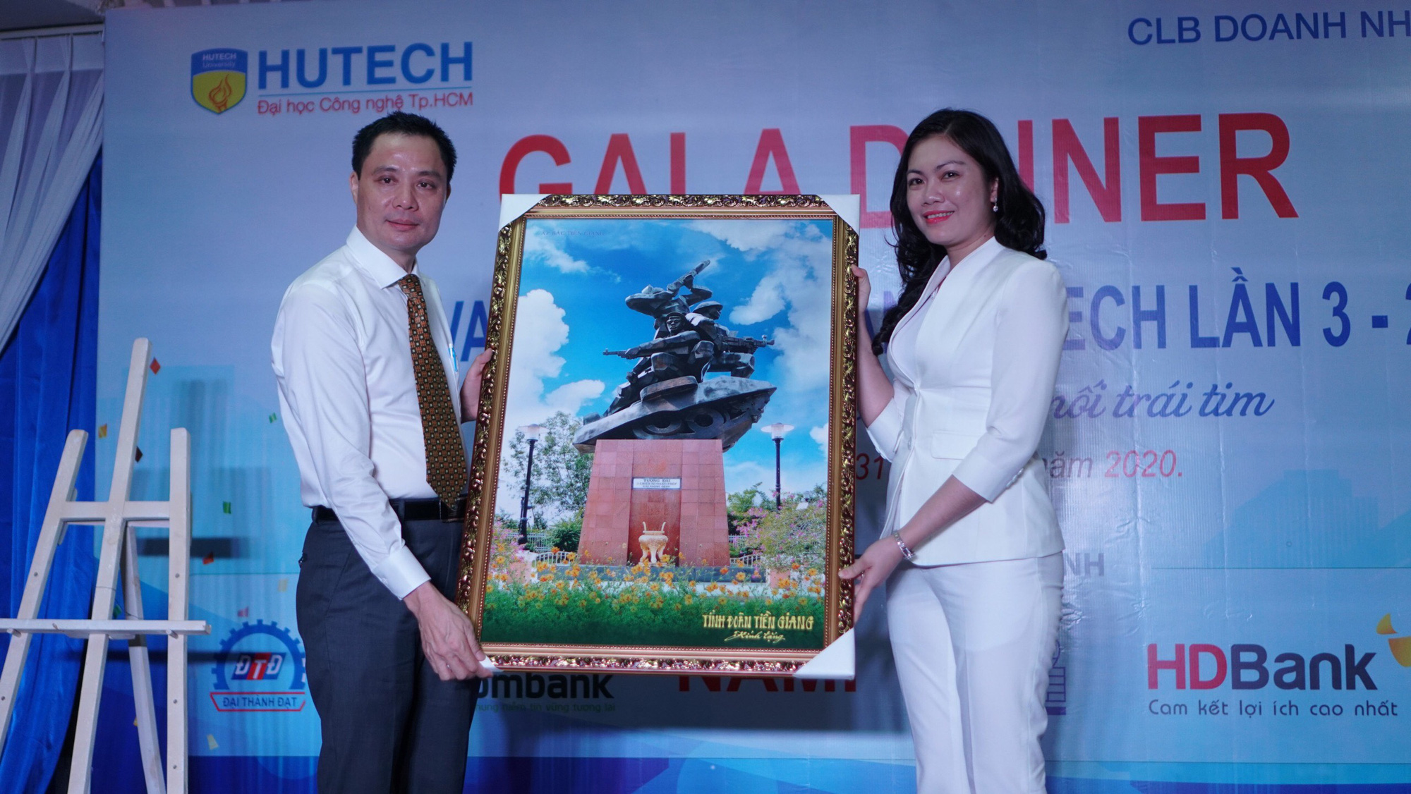 Cựu sinh viên đấu giá tranh ủng hộ đồng bào miền Trung