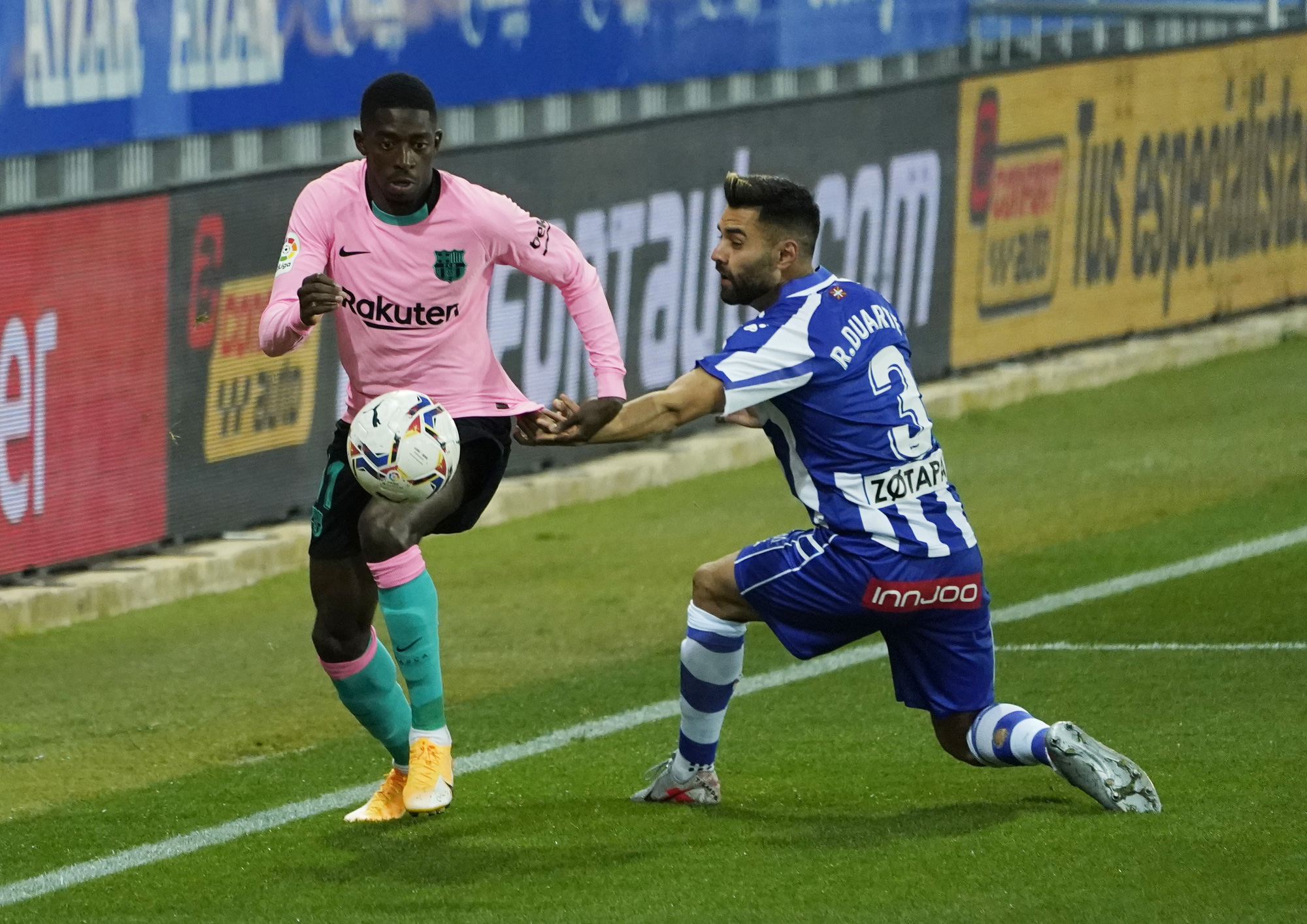 Mất điểm trước Alaves, Barcelona vuột Top 10 La Liga - Ảnh 1.
