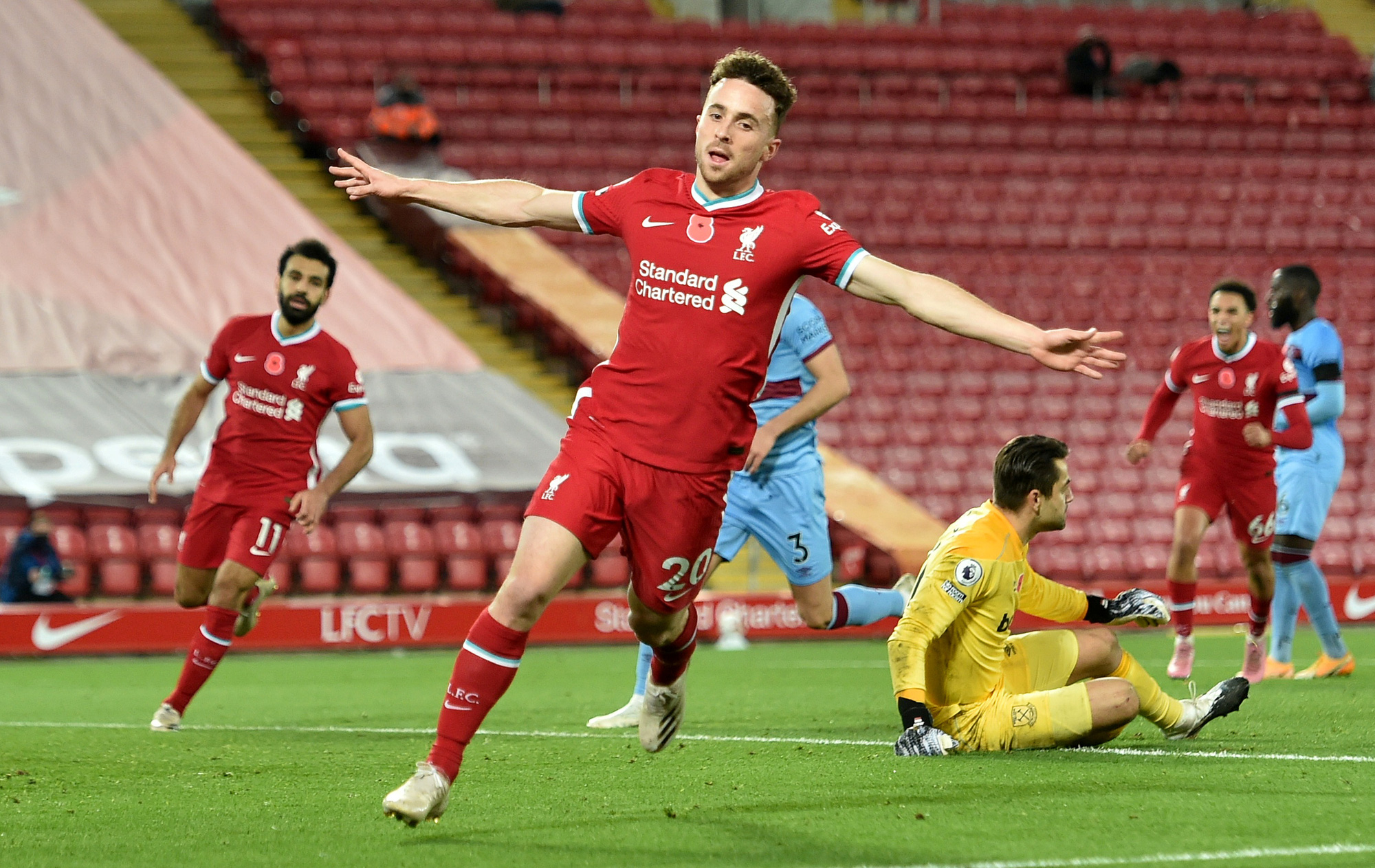 Siêu dự bị tỏa sáng, Liverpool trở lại ngôi số 1 Ngoại hạng