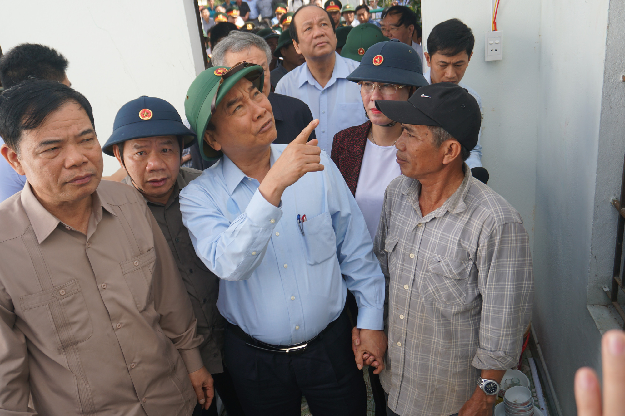 Thủ tướng Chính phủ thị sát, thăm hỏi người dân vùng bão lũ Quảng Ngãi