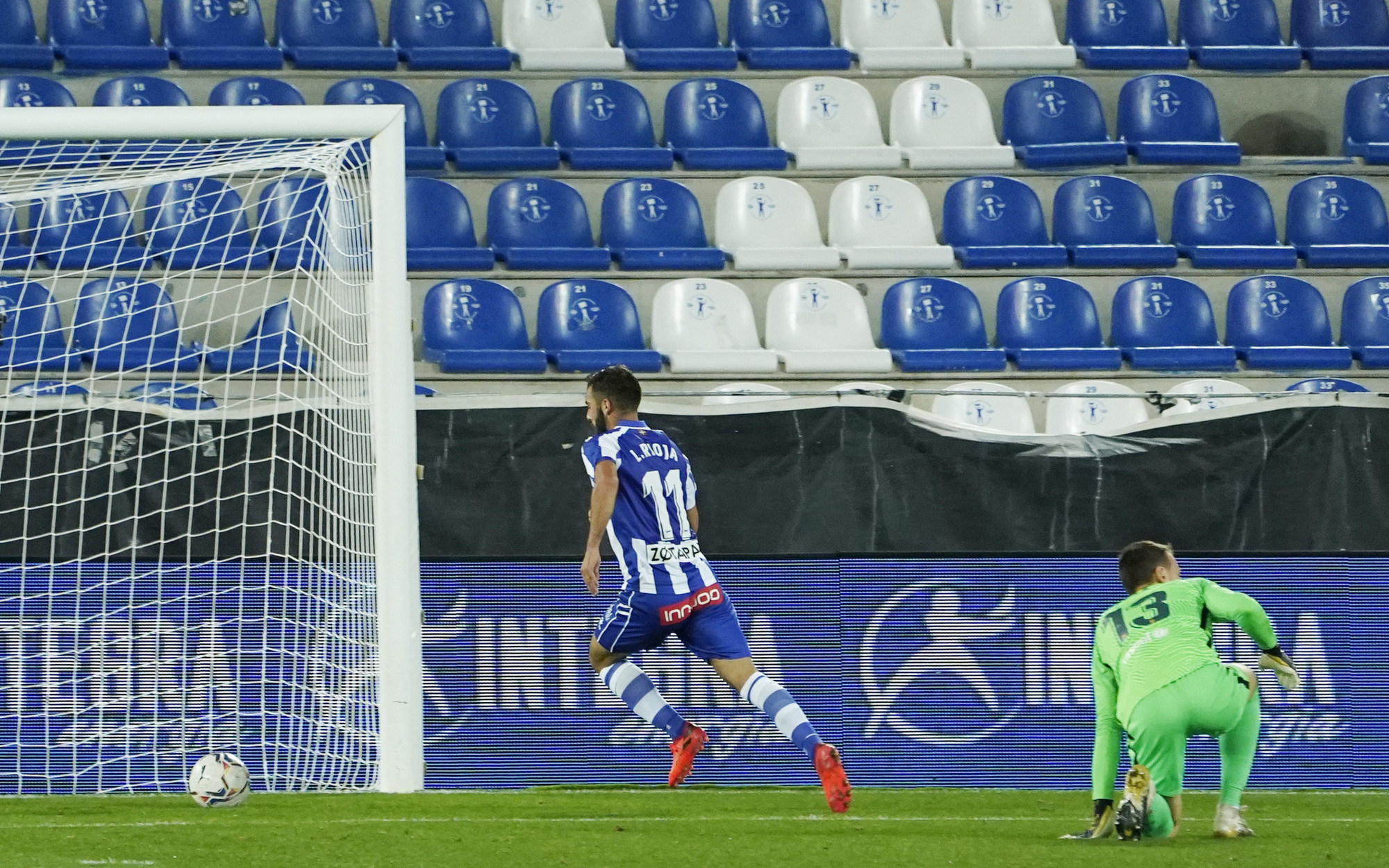 Mất điểm trước Alaves, Barcelona vuột Top 10 La Liga - Ảnh 2.