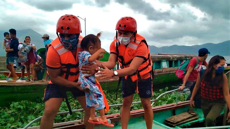Siêu bão Goni "mạnh thảm khốc" đổ bộ Philippines, sức gió 215 km/giờ
