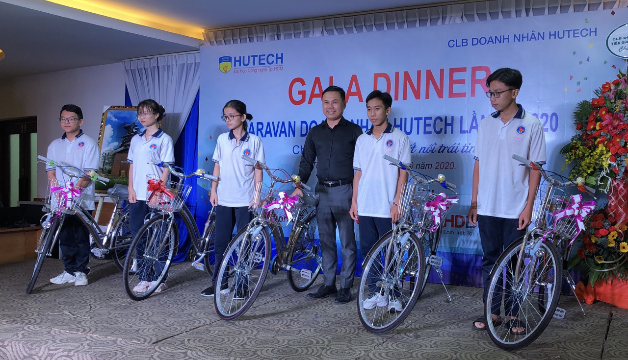 Cựu sinh viên đấu giá tranh ủng hộ đồng bào miền Trung - Ảnh 2.