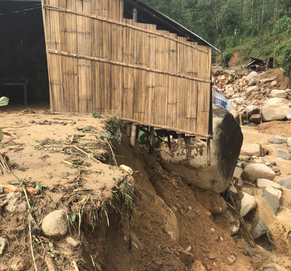 Quảng Ng&atilde;i: Lũ qu&eacute;t kinh ho&agrave;ng cuốn tr&ocirc;i 6 nh&agrave; d&acirc;n, khiến một ng&ocirc;i l&agrave;ng c&oacute; nguy cơ bị x&oacute;a sổ - Ảnh 8.