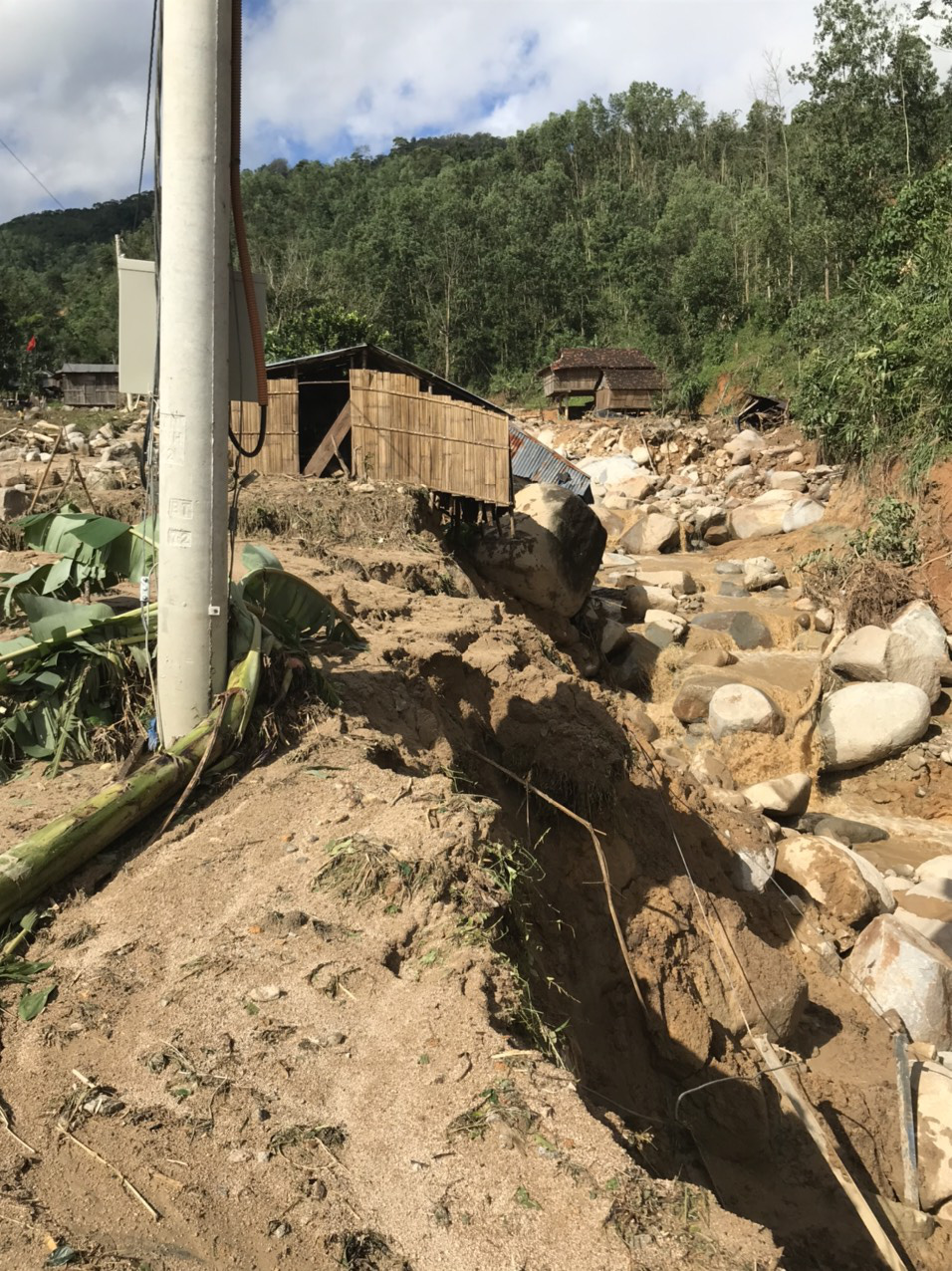 Quảng Ng&atilde;i: Lũ qu&eacute;t kinh ho&agrave;ng cuốn tr&ocirc;i 6 nh&agrave; d&acirc;n, khiến một ng&ocirc;i l&agrave;ng c&oacute; nguy cơ bị x&oacute;a sổ - Ảnh 6.
