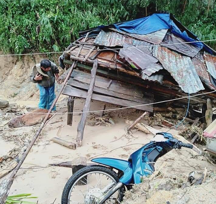 Quảng Ng&atilde;i: Lũ qu&eacute;t kinh ho&agrave;ng cuốn tr&ocirc;i 6 nh&agrave; d&acirc;n, khiến một ng&ocirc;i l&agrave;ng c&oacute; nguy cơ bị x&oacute;a sổ - Ảnh 3.