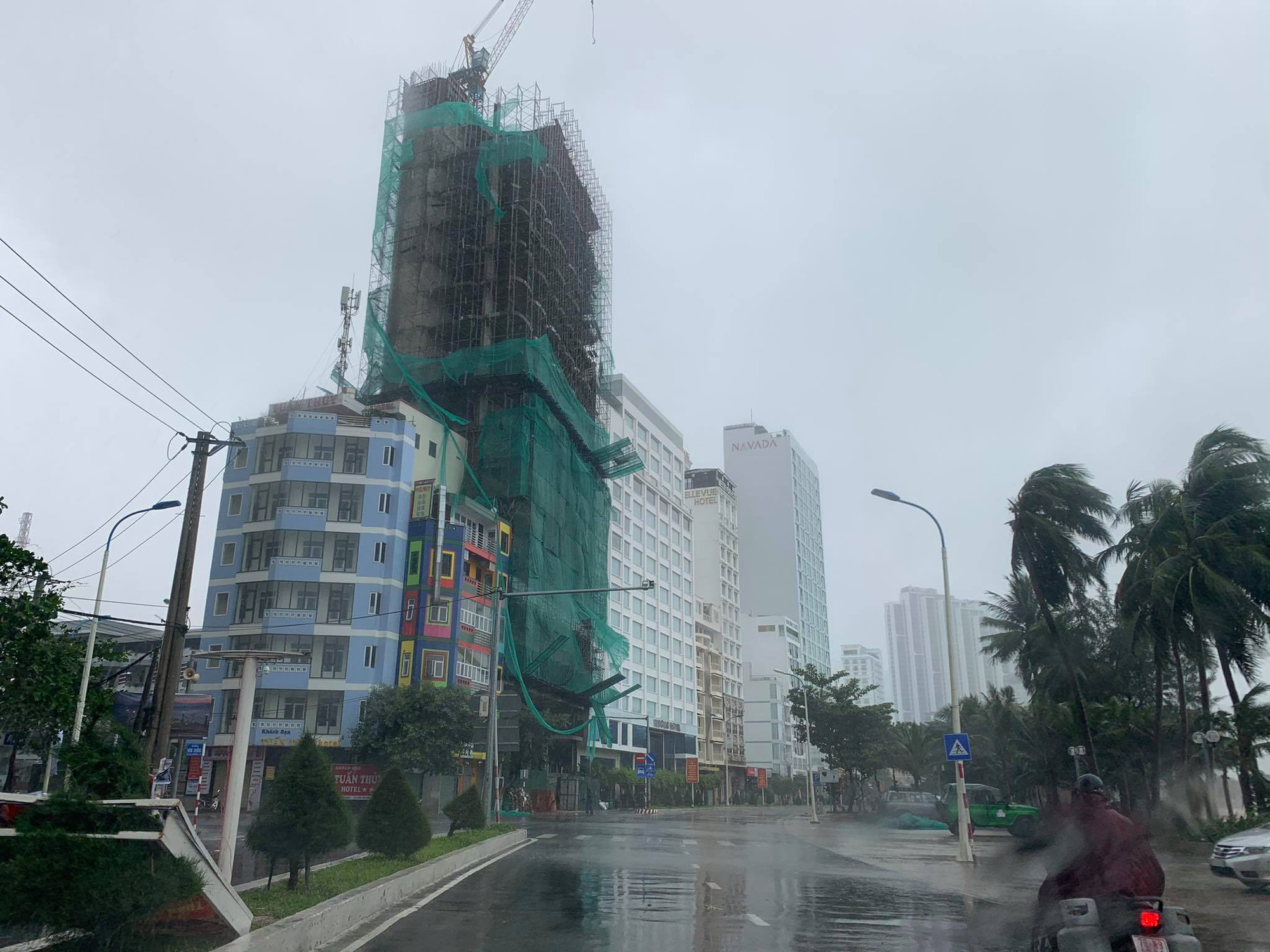 Xuất hiện đợt lũ ở mức trên dưới báo động III tại Khánh Hòa, Phú Yên - Ảnh 4.