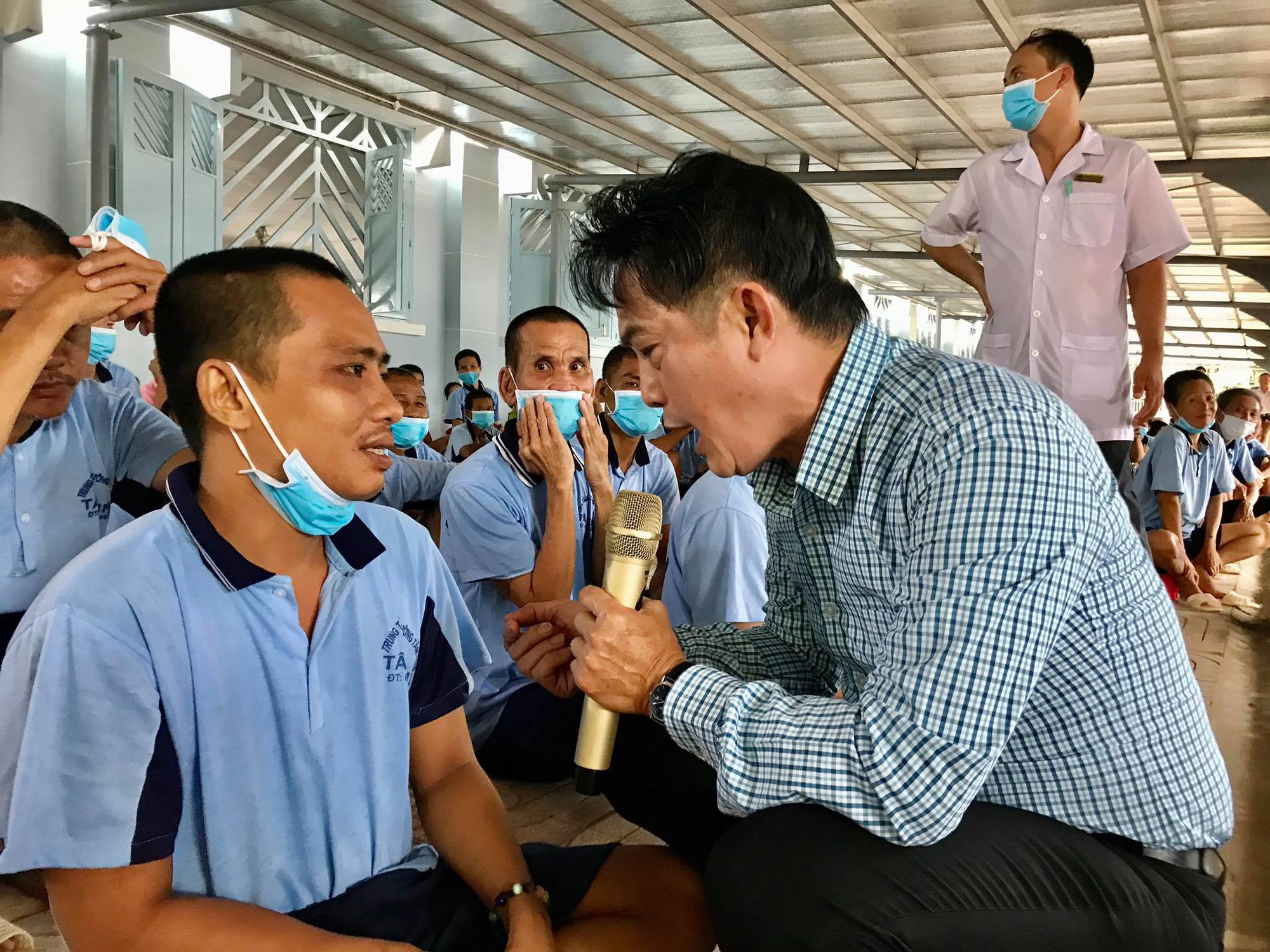 "Kép độc" Khánh Tuấn mang niềm vui đến bệnh nhân tâm thần