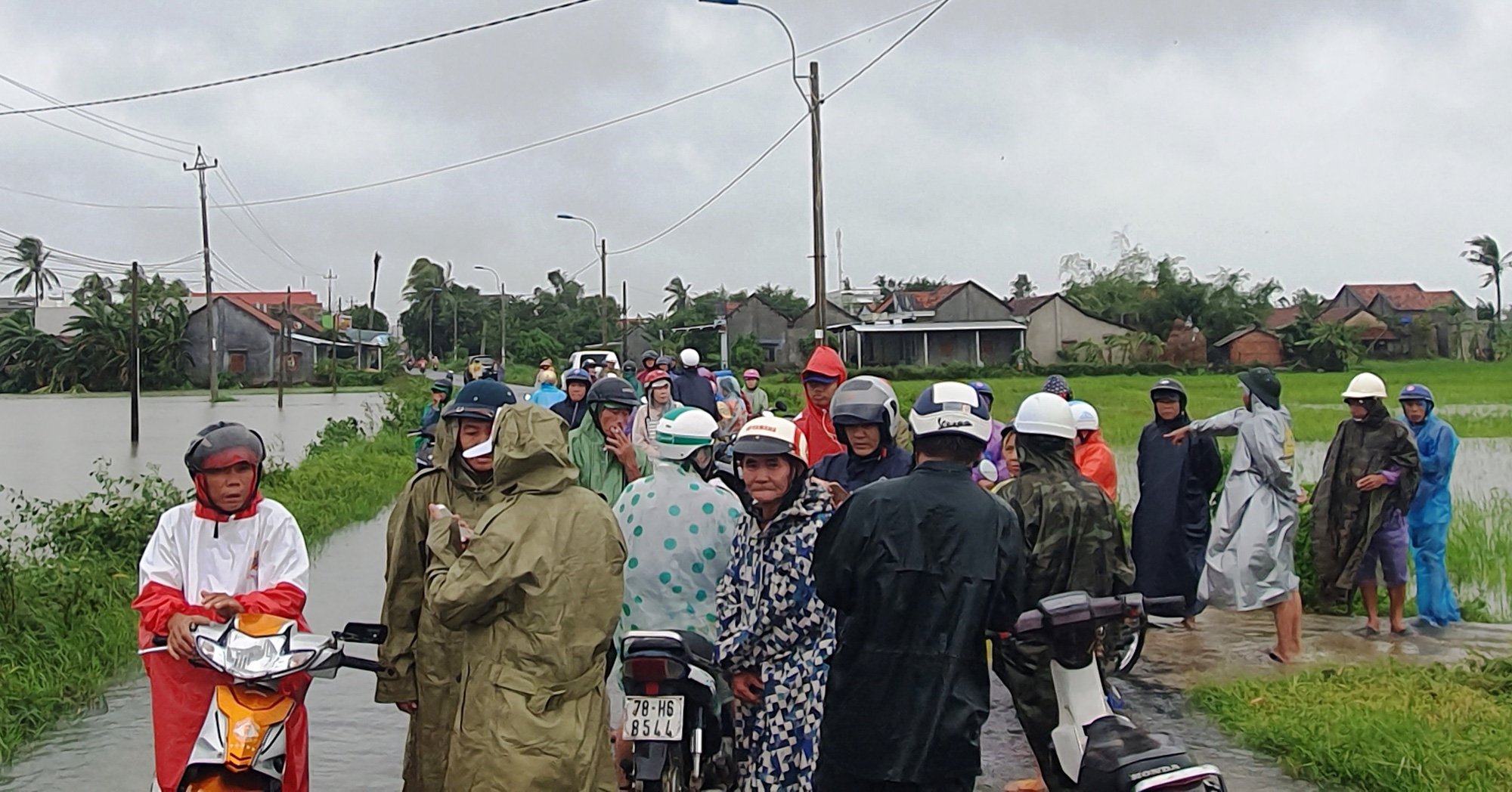 Ph&uacute; Y&ecirc;n: Vội v&atilde; chạy lũ sau b&atilde;o số 12 - Ảnh 1.