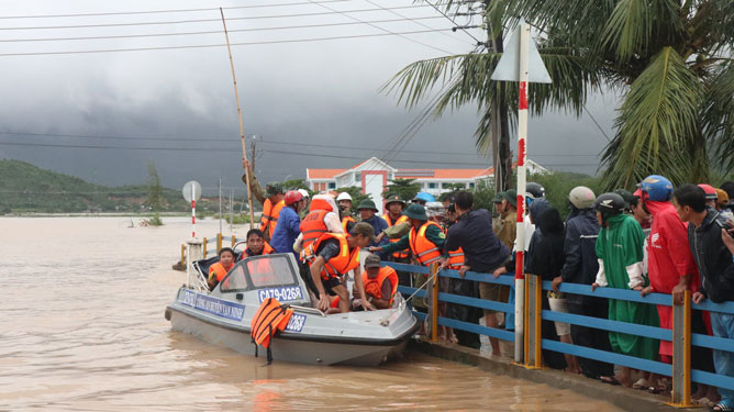 Vừa chạy lũ, lại lo bão số 13 ập tới