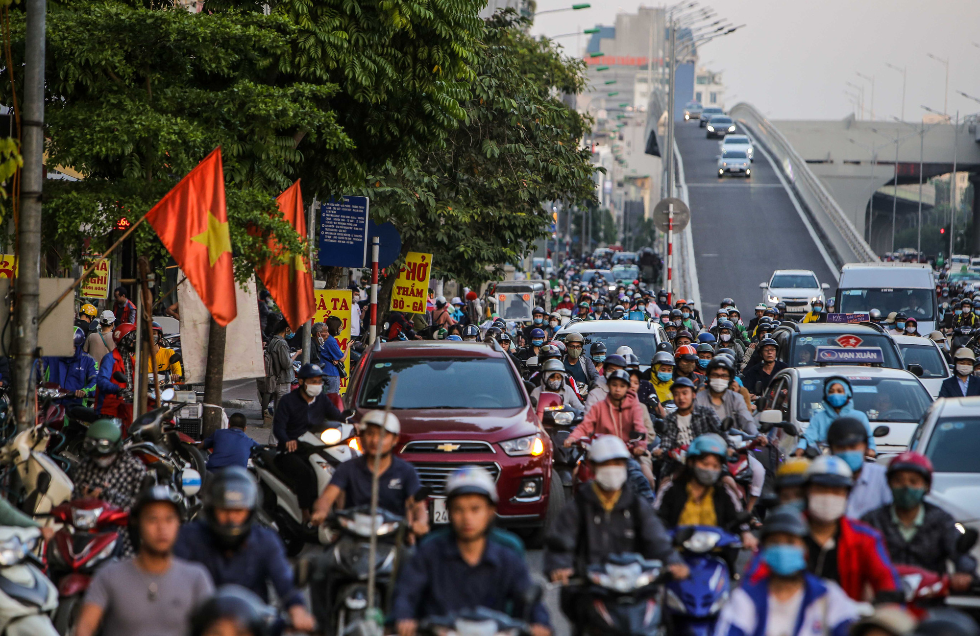 Hà Nội: Chôn chân trên tuyến đường vành đai 2 gần 9.500 tỉ đồng vừa thông xe - Ảnh 9.