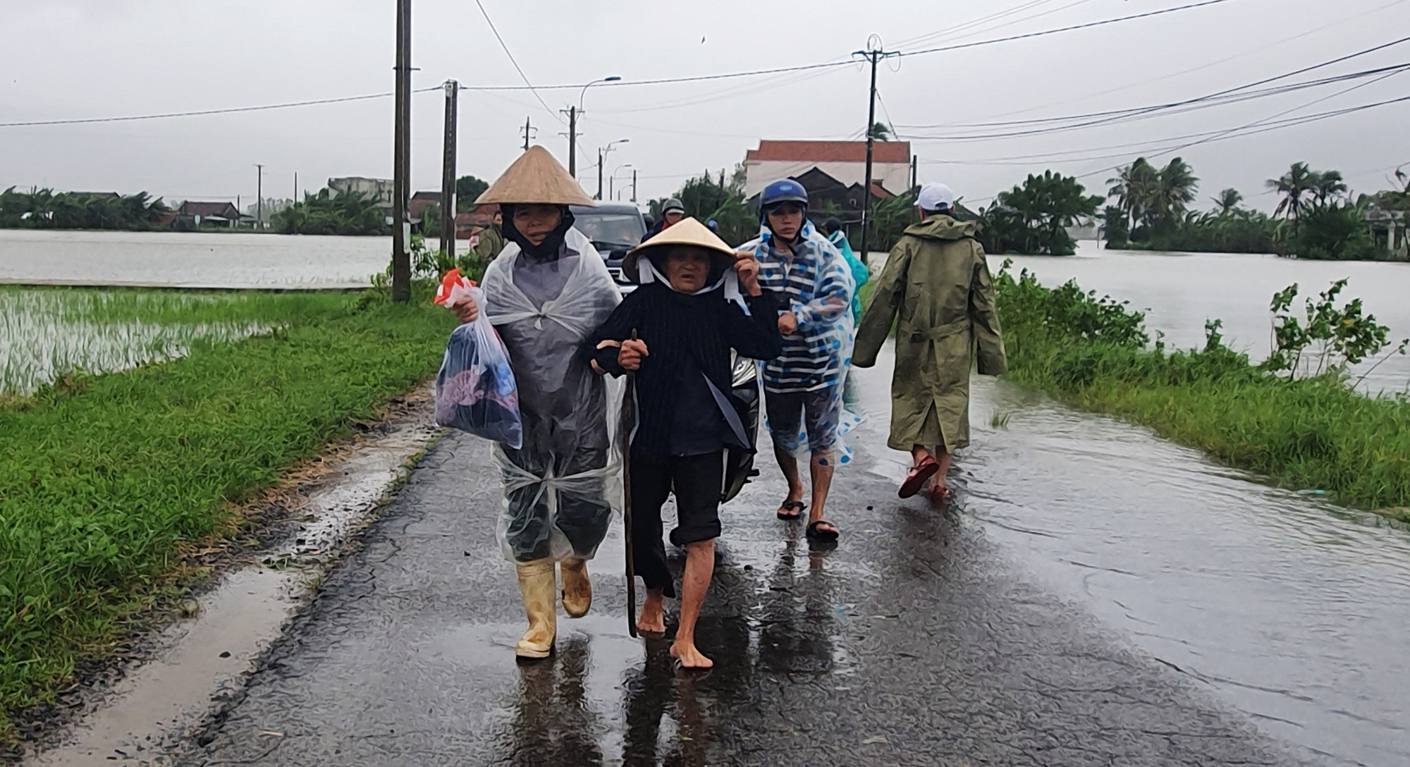 Phú Yên: Vội vã chạy lũ sau bão số 12