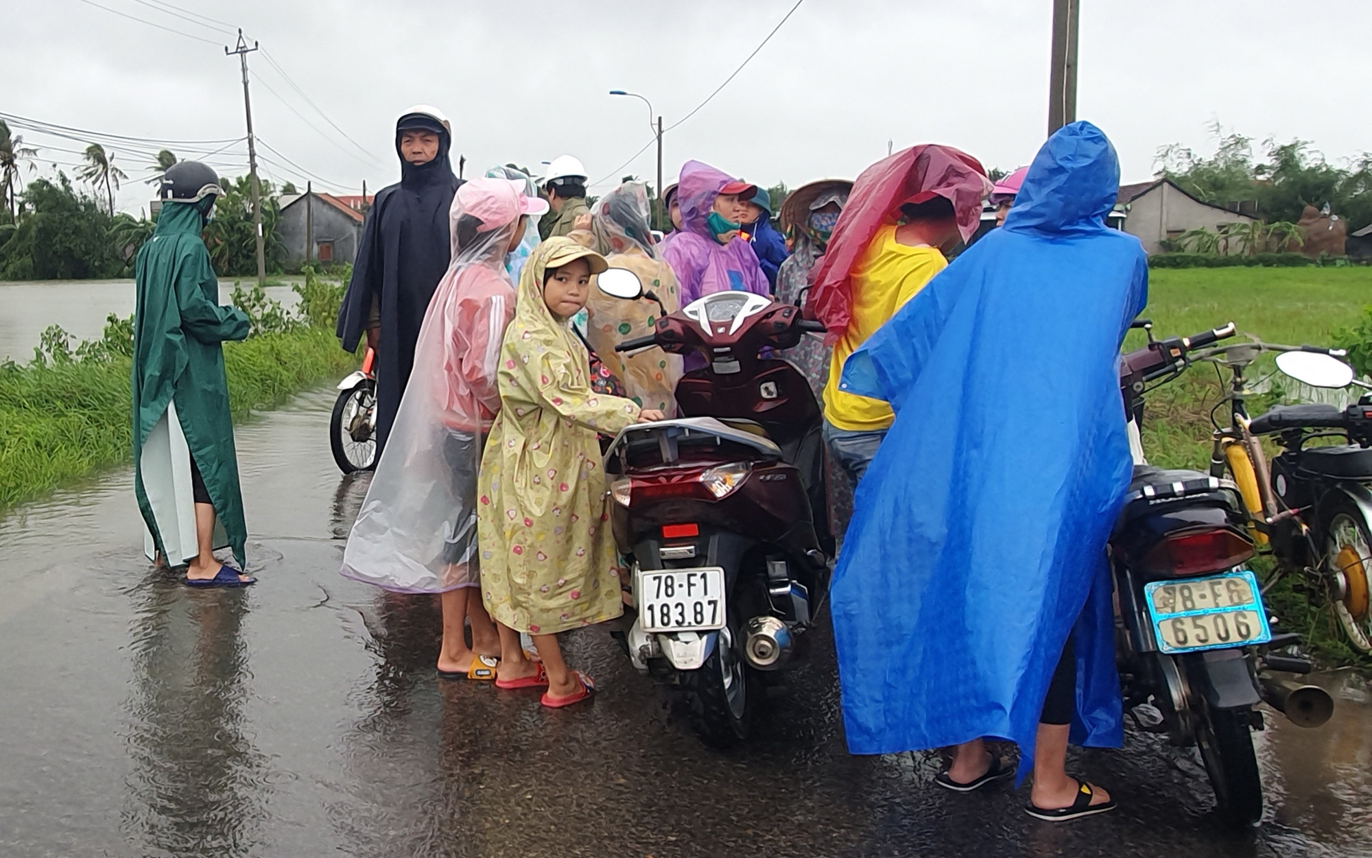 Ph&uacute; Y&ecirc;n: Vội v&atilde; chạy lũ sau b&atilde;o số 12 - Ảnh 7.