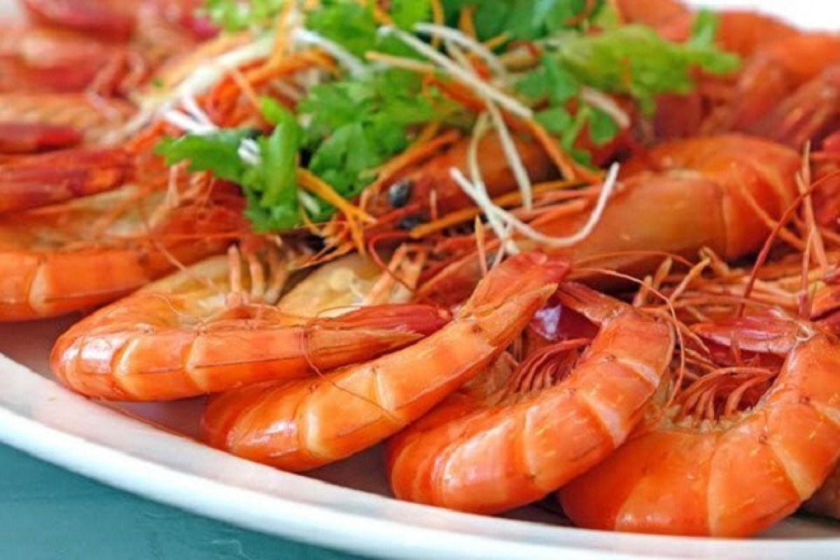 M&aacute;ch bạn c&aacute;ch luộc t&ocirc;m vừa ngon ngọt m&agrave; kh&ocirc;ng tanh - Ảnh 1.