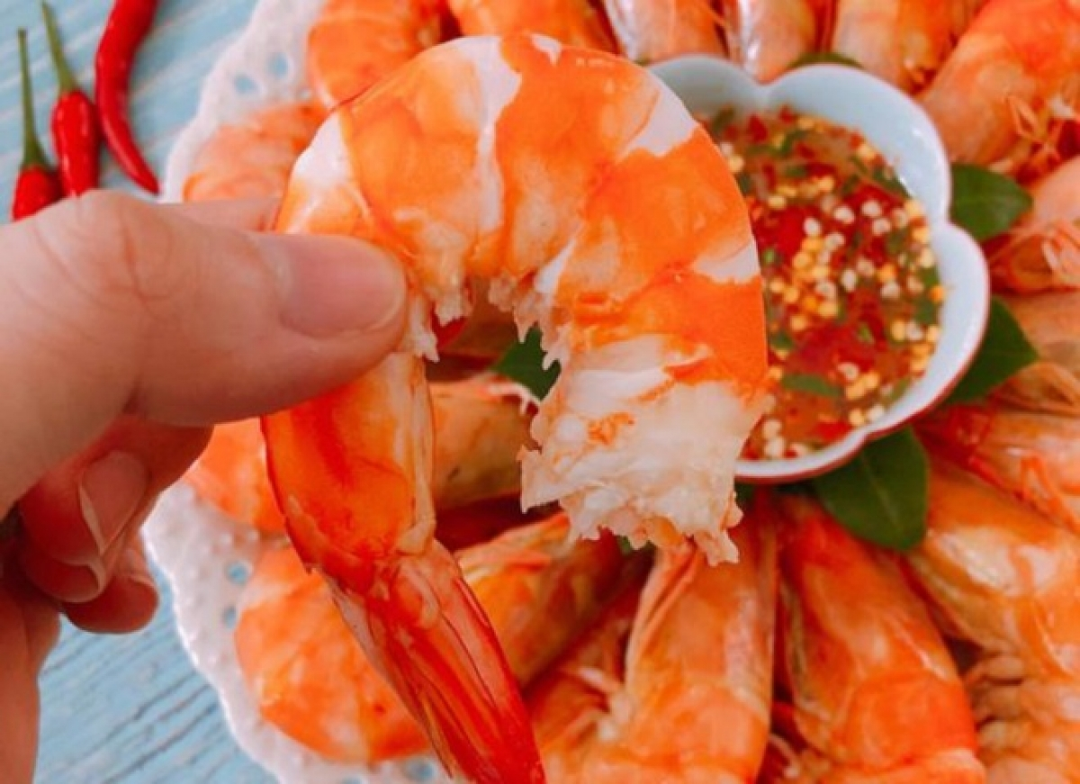 M&aacute;ch bạn c&aacute;ch luộc t&ocirc;m vừa ngon ngọt m&agrave; kh&ocirc;ng tanh - Ảnh 5.