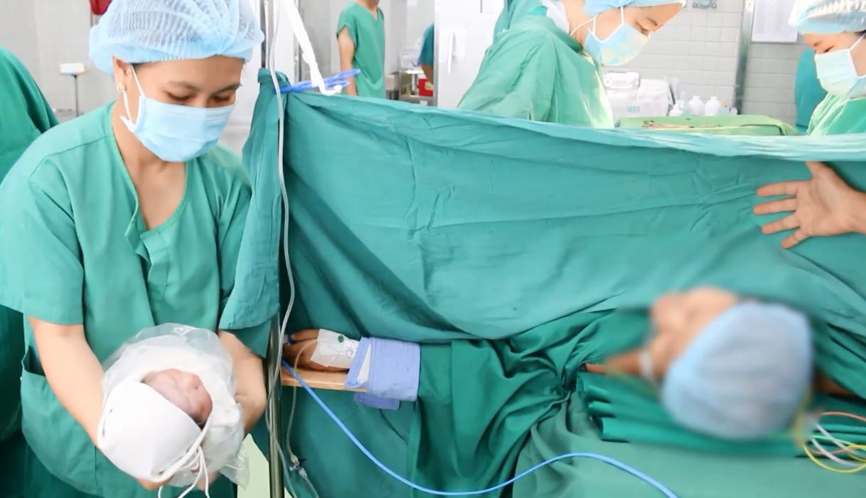 B&eacute; trai ch&agrave;o đời tr&ecirc;n cơ thể người mẹ mắc ung thư - Ảnh 1.