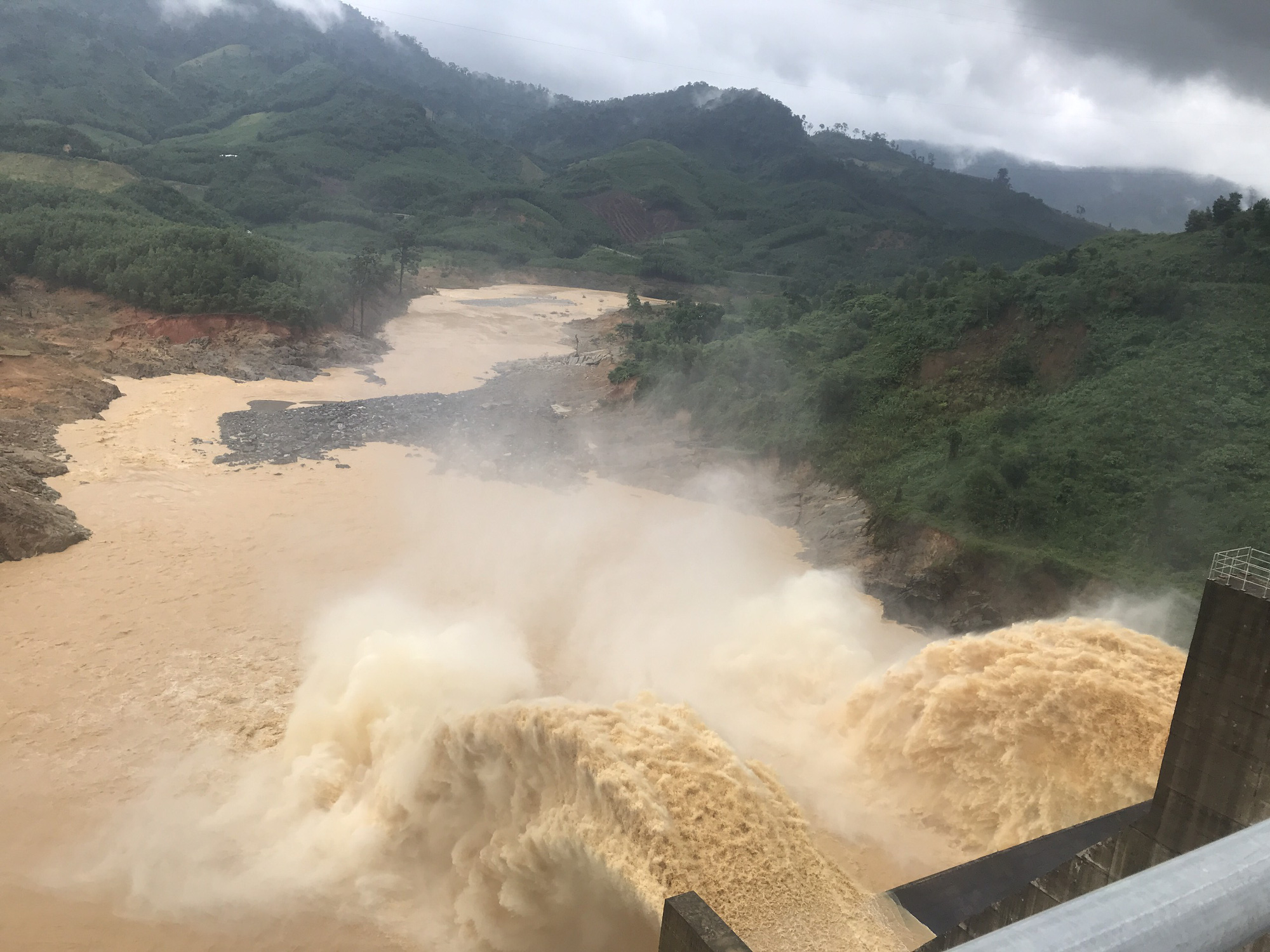 Quảng Nam lại sạt lở n&uacute;i khiến 1 người chết, hồ Ph&uacute; Ninh v&agrave; nhiều thủy điện xả lũ - Ảnh 1.
