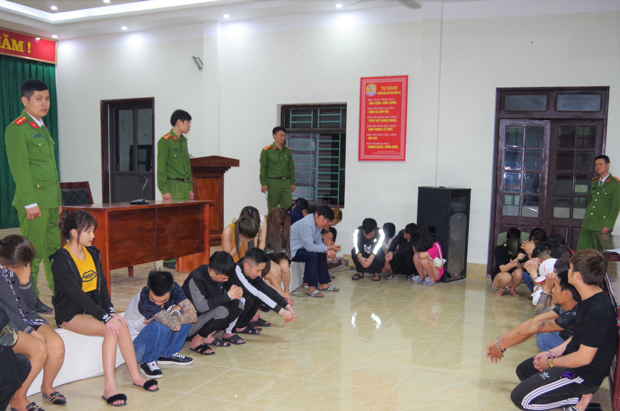 39 thanh niên nam, nữ thác loạn trong khách sạn - Ảnh 1.