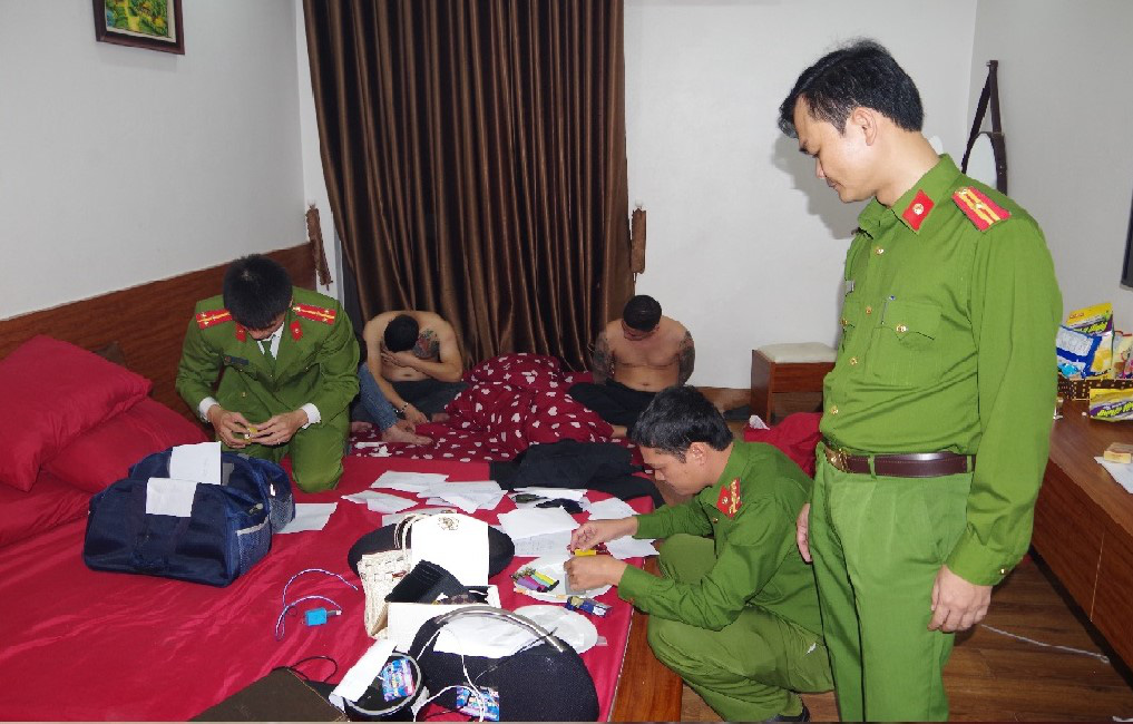 39 thanh niên nam, nữ thác loạn trong khách sạn - Ảnh 2.