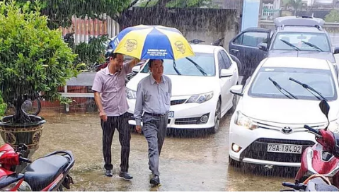 Giám đốc Sở NN-PTNT Khánh Hòa: "Đi chống bão mà giống đi du lịch, nhìn phản cảm!"