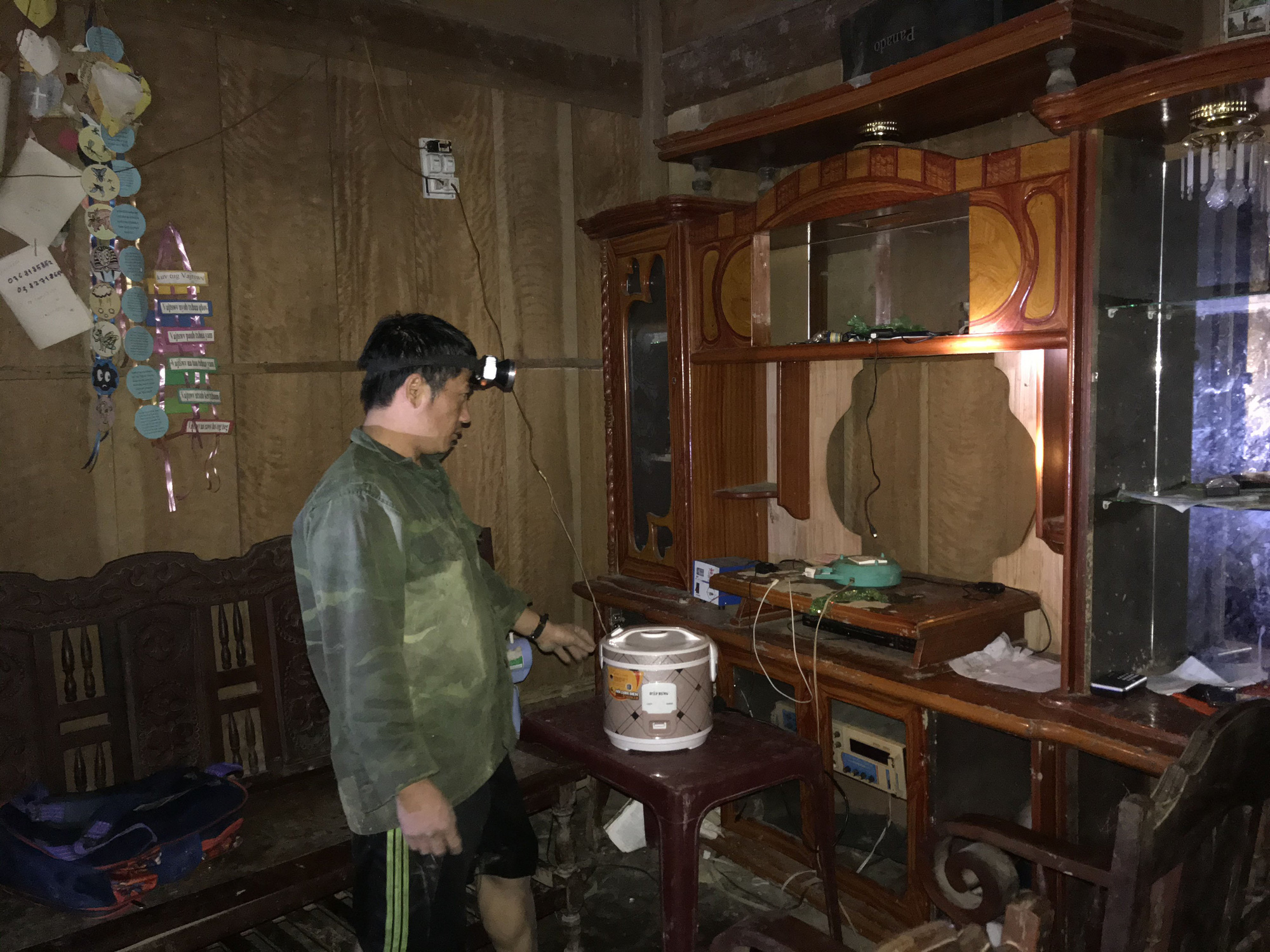 Hàng ngàn người bị cô lập giữa lòng hồ thủy lợi ngàn tỉ - Ảnh 11.