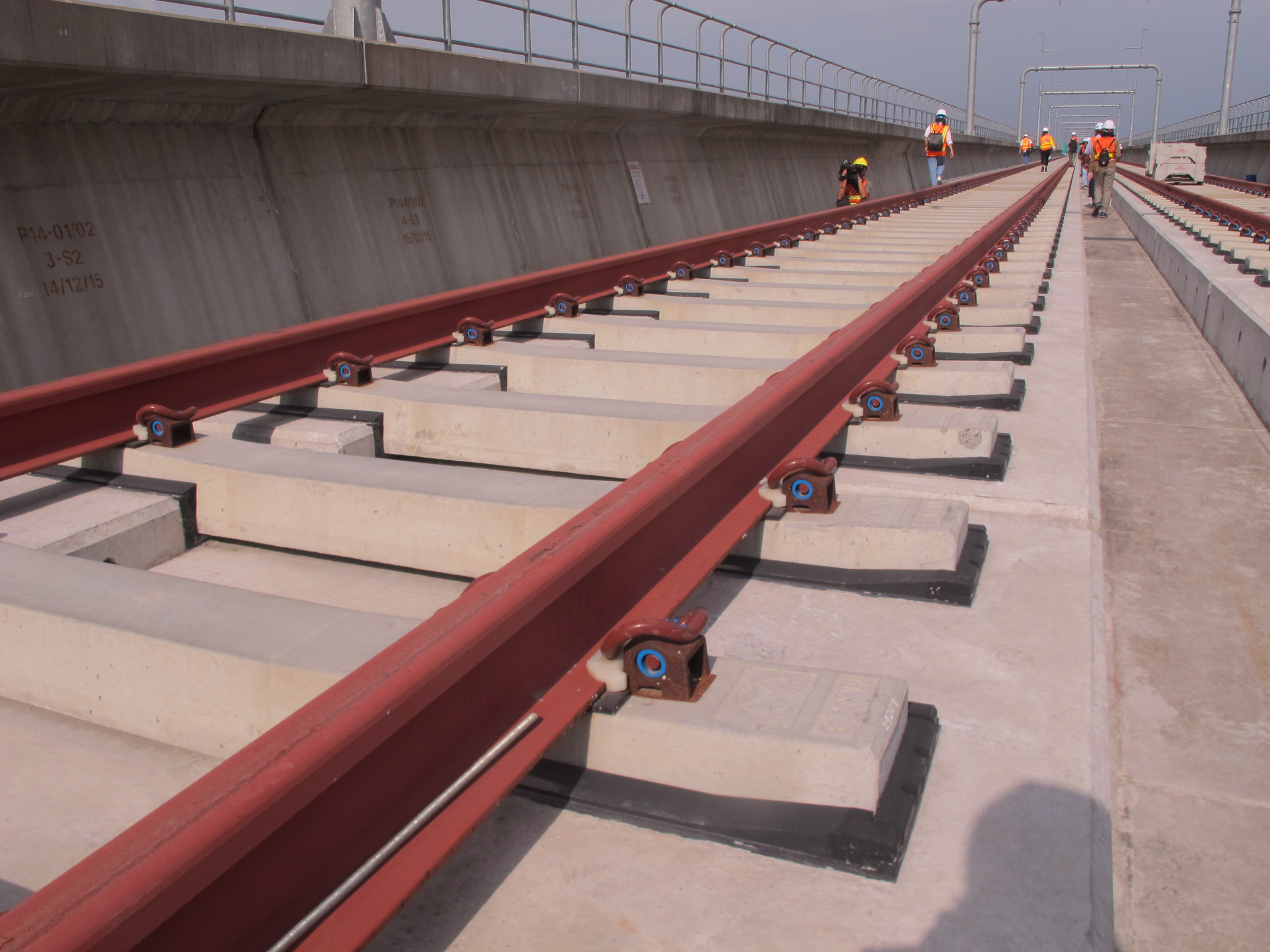 Cận cảnh dầm cầu cạn tuyến Metro 1 gặp sự cố - Ảnh 1.
