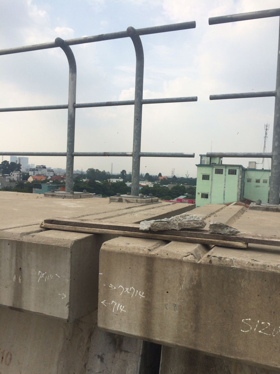 Chưa xác định được nguyên nhân gối cao su bị rơi trên tuyến metro số 1