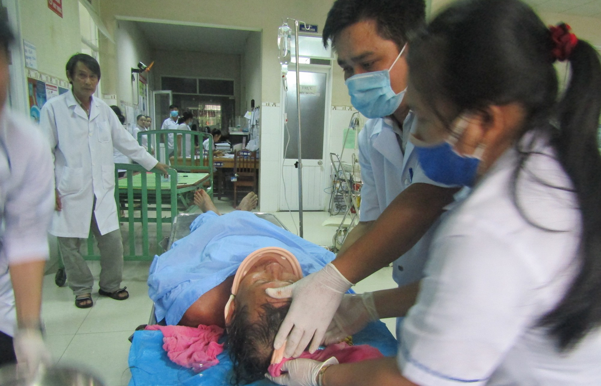 Lở n&uacute;i kinh ho&agrave;ng ở Quảng Nam: Cấm đường, chuyển 2 người bị thương nặng l&ecirc;n tuyến tr&ecirc;n - Ảnh 3.