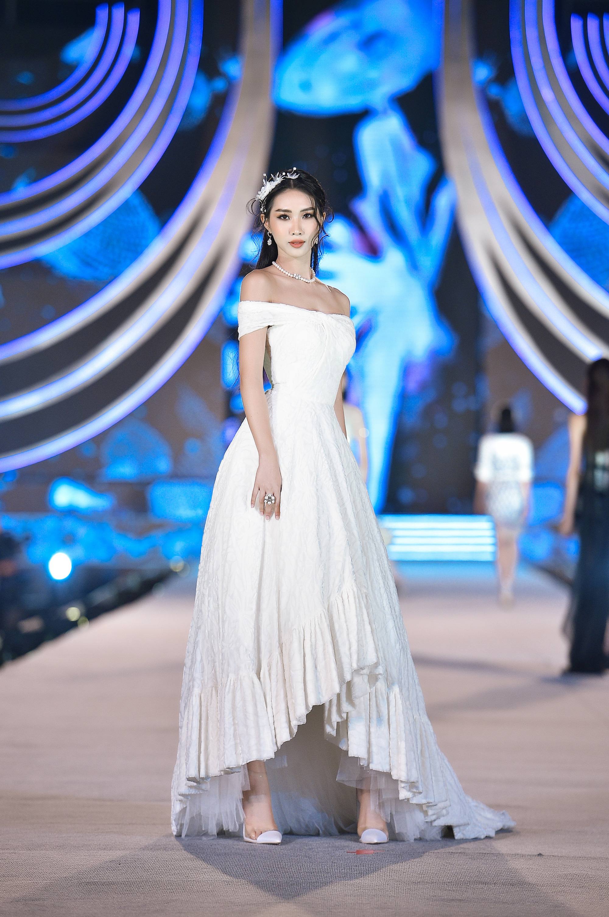 Hoa hậu Việt Nam tỏa s&aacute;ng trong đ&ecirc;m thi Người đẹp Thời trang - Ảnh 7.