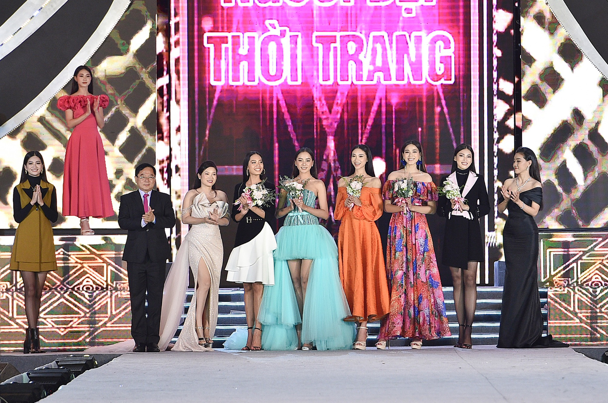 Hoa hậu Việt Nam tỏa s&aacute;ng trong đ&ecirc;m thi Người đẹp Thời trang - Ảnh 4.