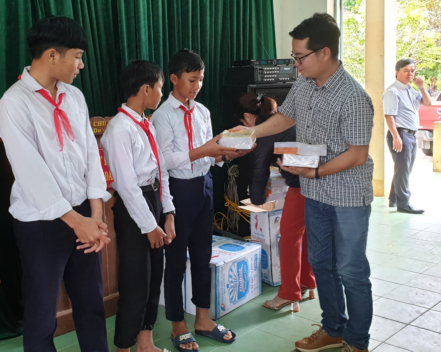 Chương trình Trái tim Miền Trung: Trao 5.000 cuốn vở cho học sinh Đắk Glei
