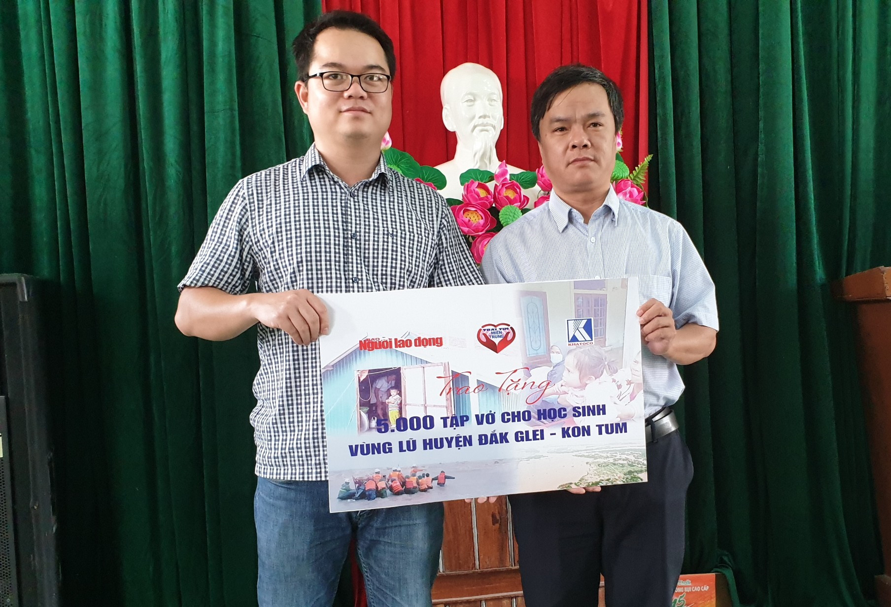 Chương trình Trái tim Miền Trung: Trao 5.000 cuốn vở cho học sinh Đắk Glei - Ảnh 1.