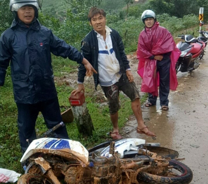 Quảng Ngãi: Sạt lở núi, 2 người thoát chết trong gang tấc