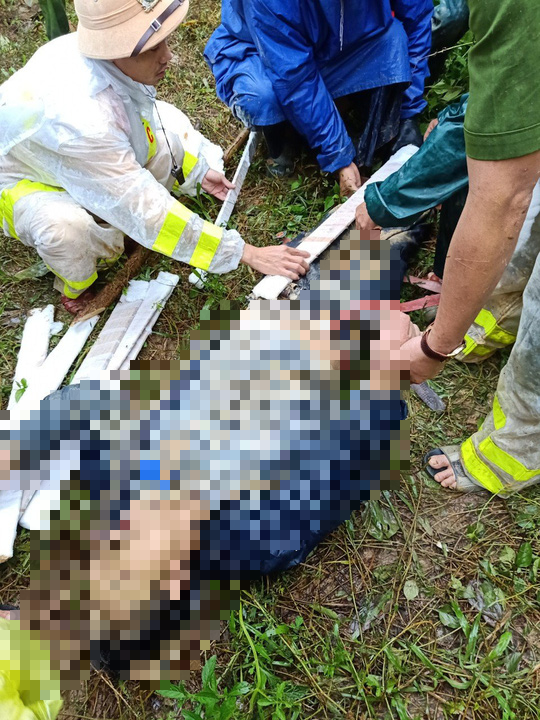 CLIP: Lại sạt lở n&uacute;i kinh ho&agrave;ng v&ugrave;i lấp 3 người ở Quảng Nam: Chạy, chạy, chạy đi&hellip; - Ảnh 2.